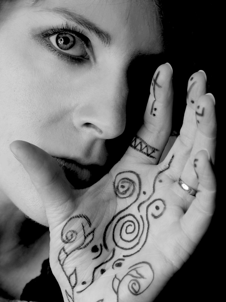 Quem é a moça de tatuagem na mão